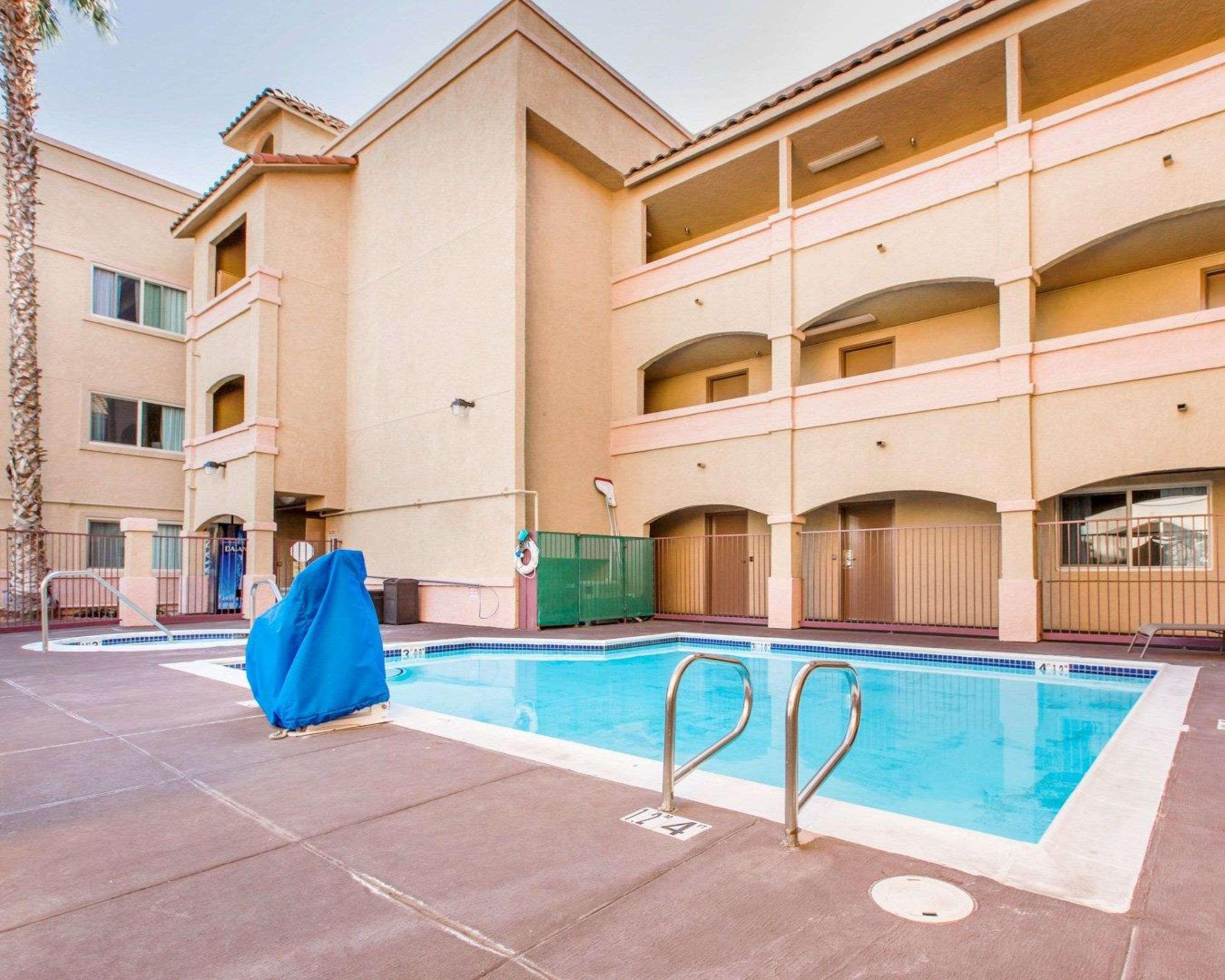 Comfort Inn & Suites Moreno Valley Near March Air Reserve Base Exterior photo
